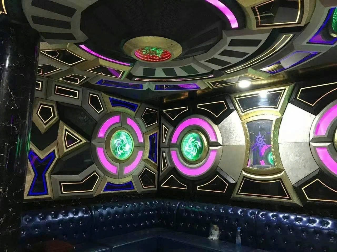 GK22 黄金王国 KTV 黑金圆盘天花与粉紫切面反光墙