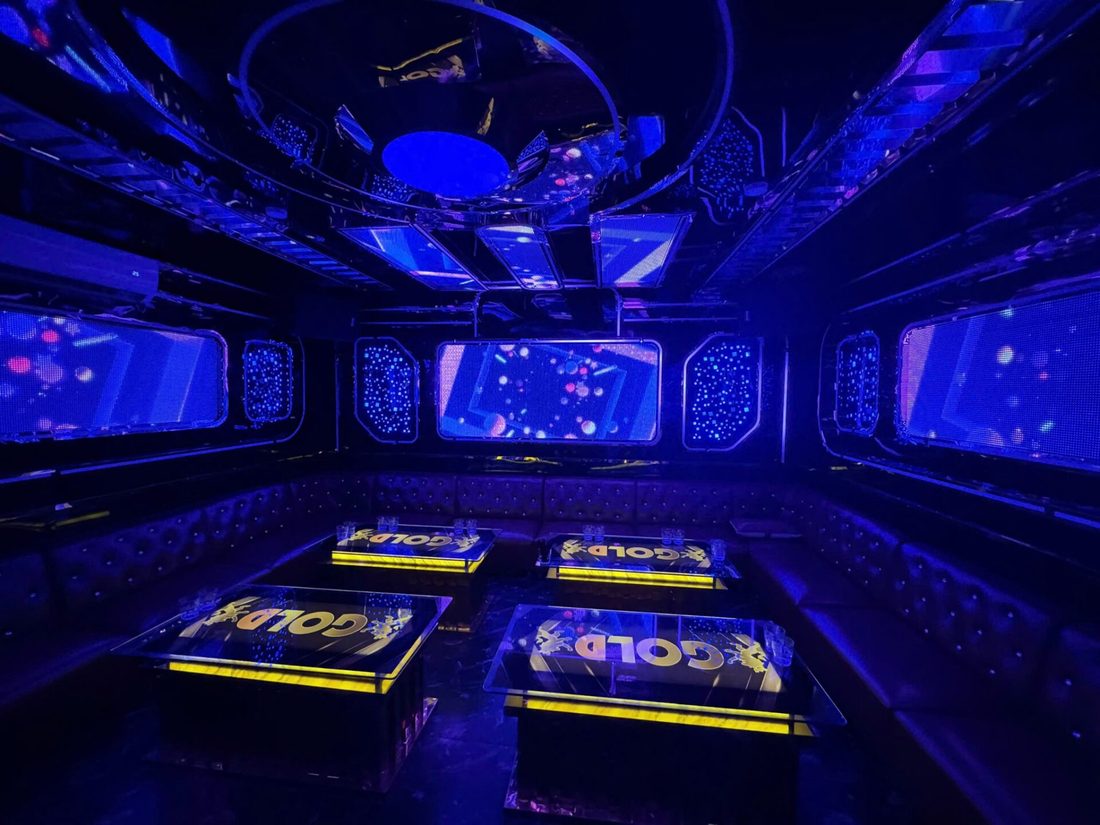 155 GOLD KTV 深蓝星舰舱包厢 四张金色发光茶几