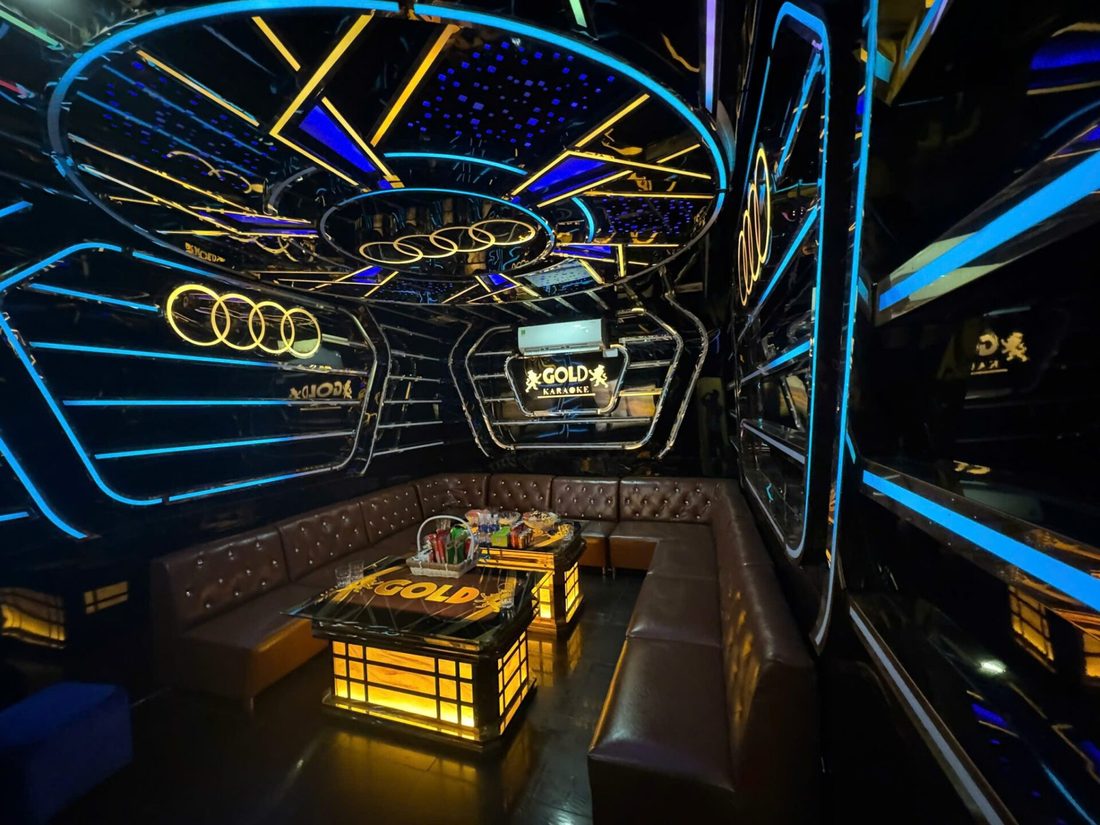155 GOLD KTV 金蓝徽章舱包厢 GOLD KARAOKE 狮子徽章霓虹标
