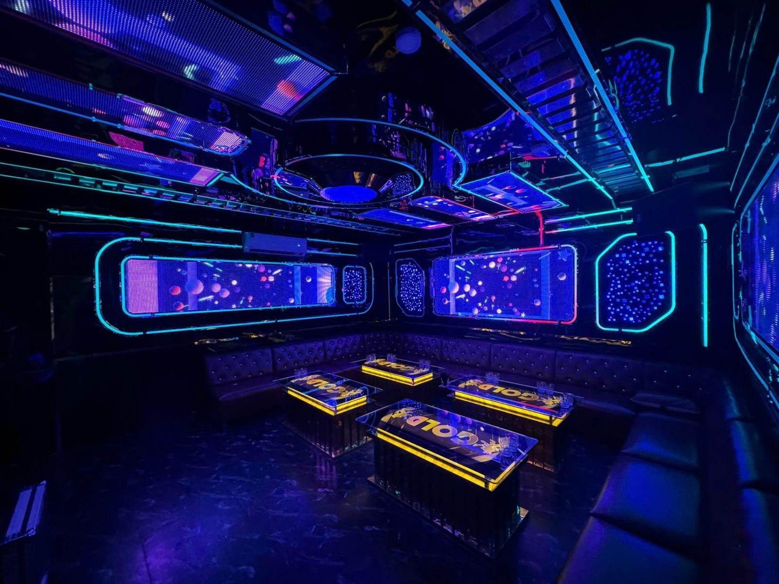 155 GOLD KTV 胡志明第五郡 蓝色科幻舱体大包厢全景
