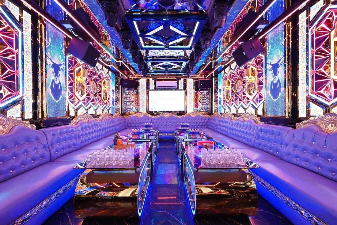 金铃金声 KTV 紫色绒面卡座长厅与彩色马赛克光墙大包厢