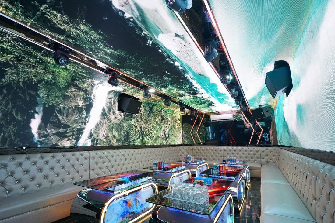 金铃金声 KTV 6D 沉浸包厢 · 雪山瀑布巨幕投影与米白绒面环形卡座