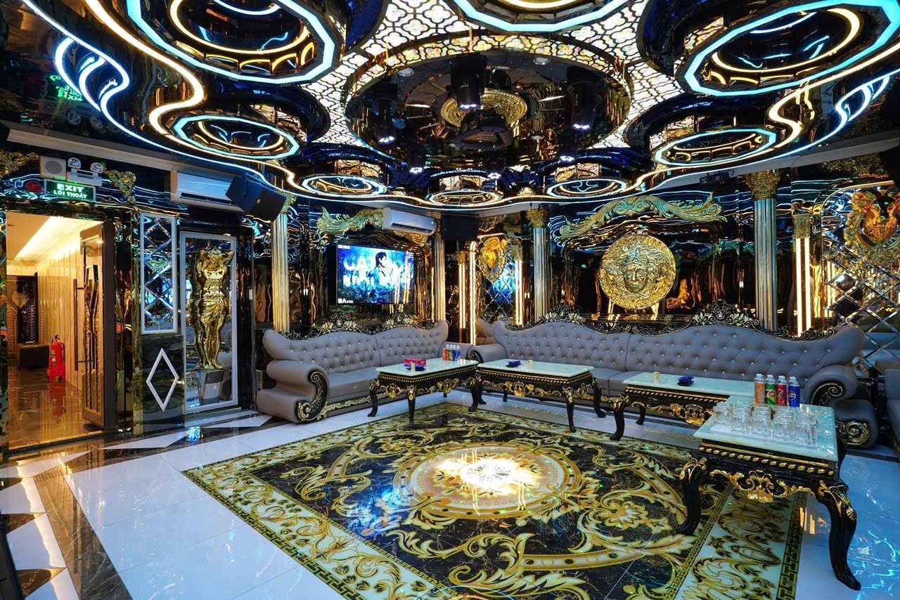 金铃 GOLDEN BELL KTV 金色雕花天花与霓虹灯带包厢