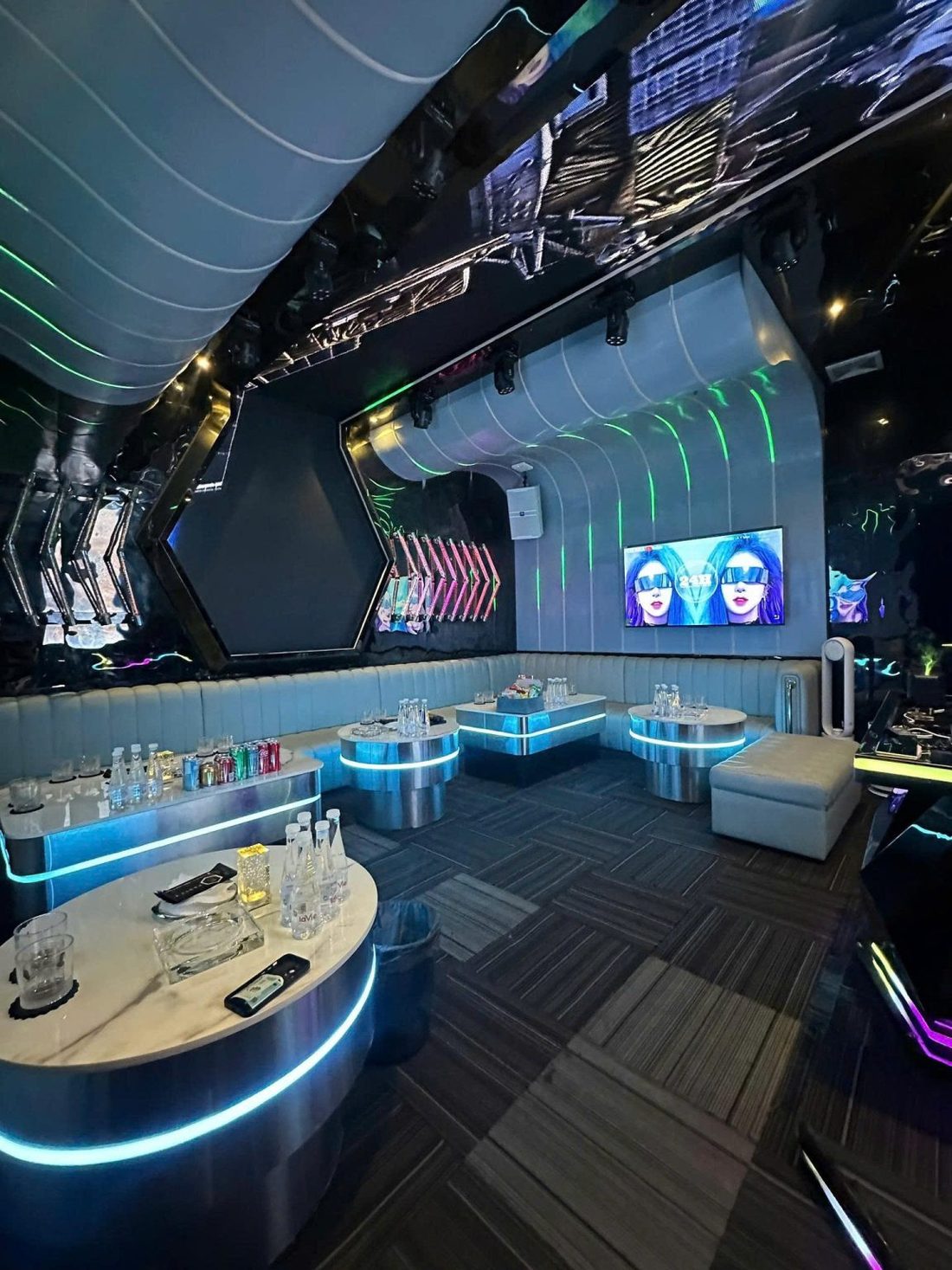 豪門 KTV 蓝调六角造型墙包厢与大理石灯带茶几