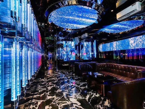 豪門 KTV 深海主题包厢 蓝色气泡柱与水波纹天花