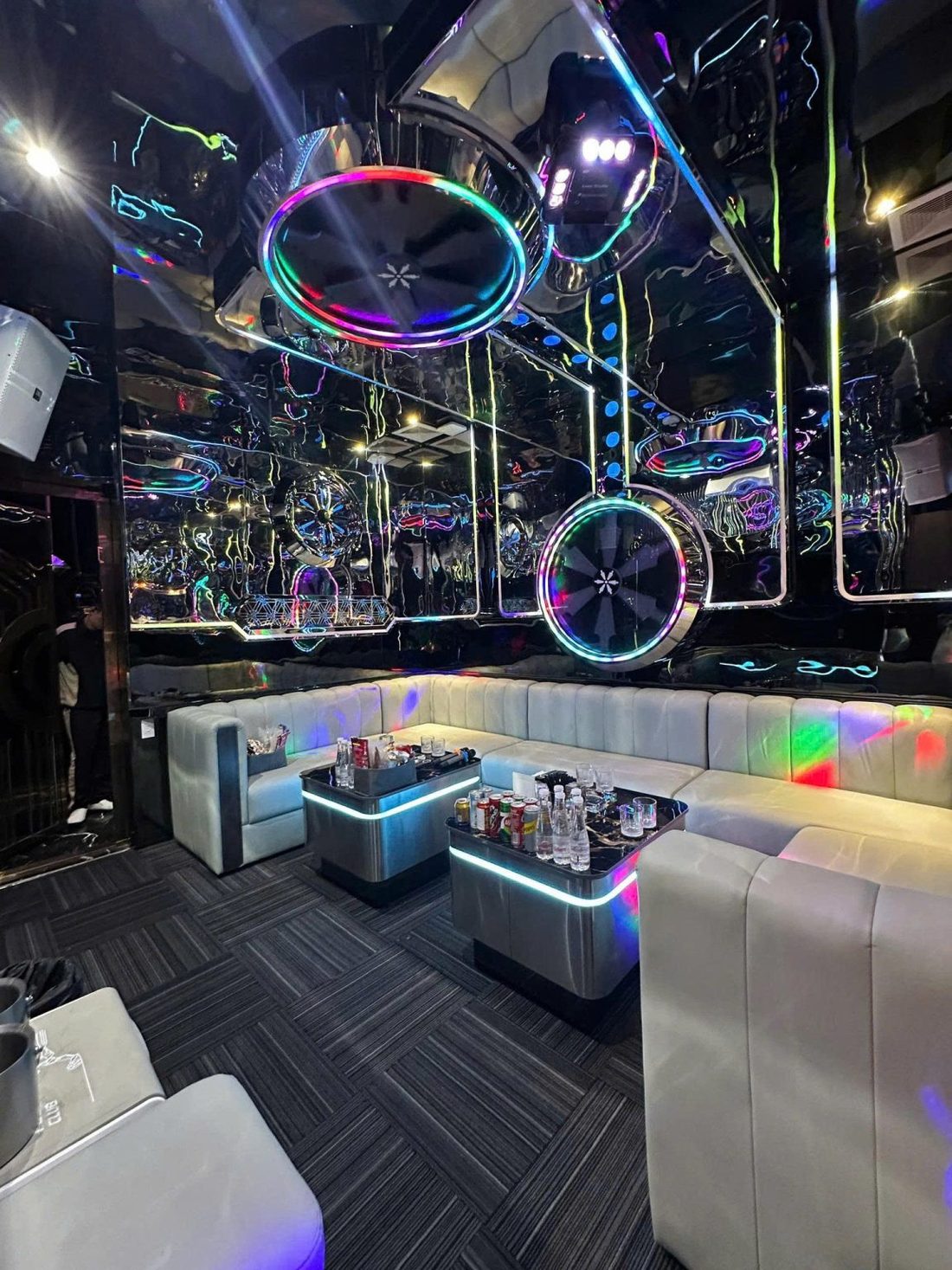 豪門 KTV 镜面不锈钢天花与发光圆盘造型包厢