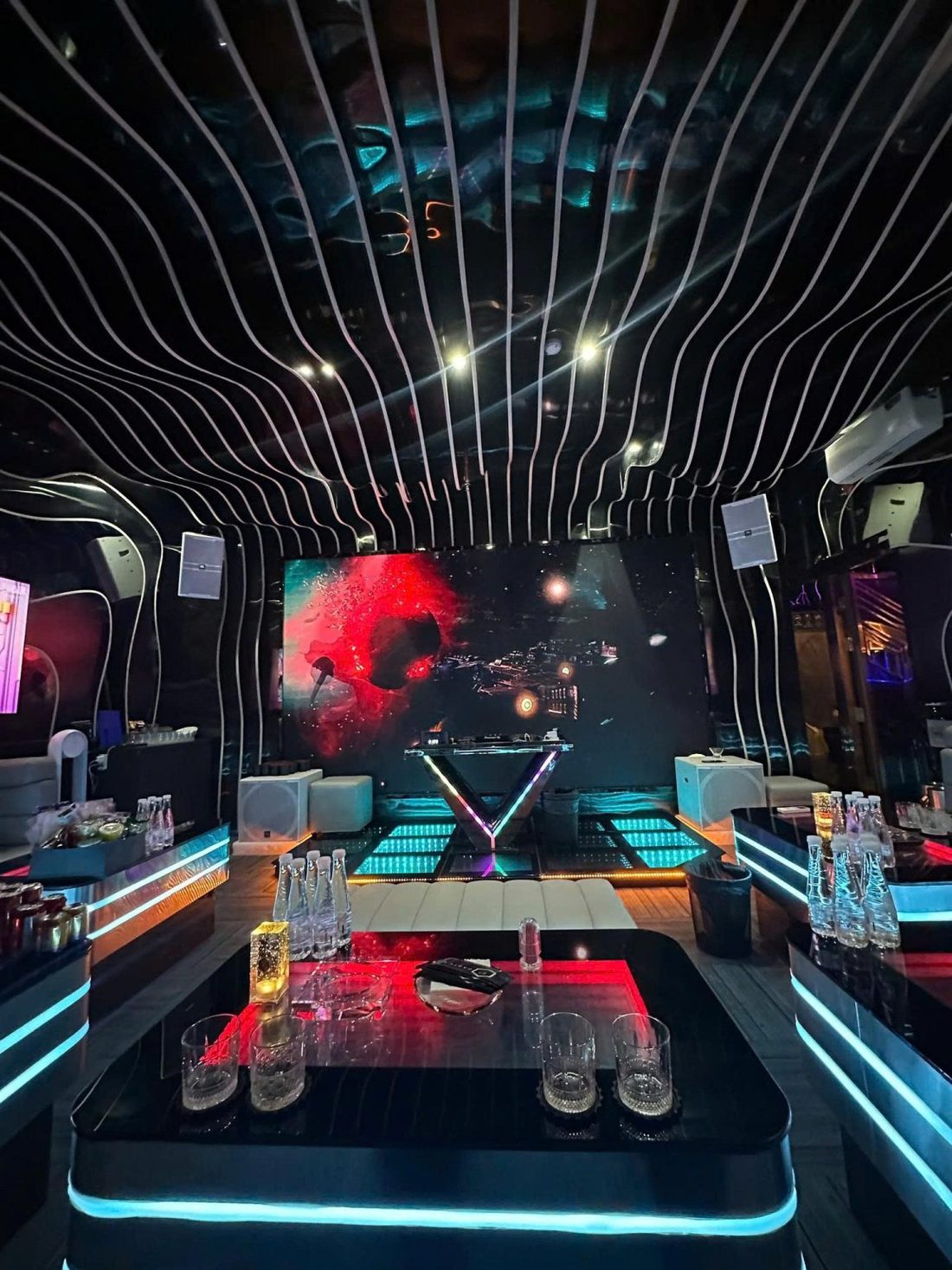 豪門 KTV 派对厅 V 形发光 DJ 台与 LED 舞池地砖