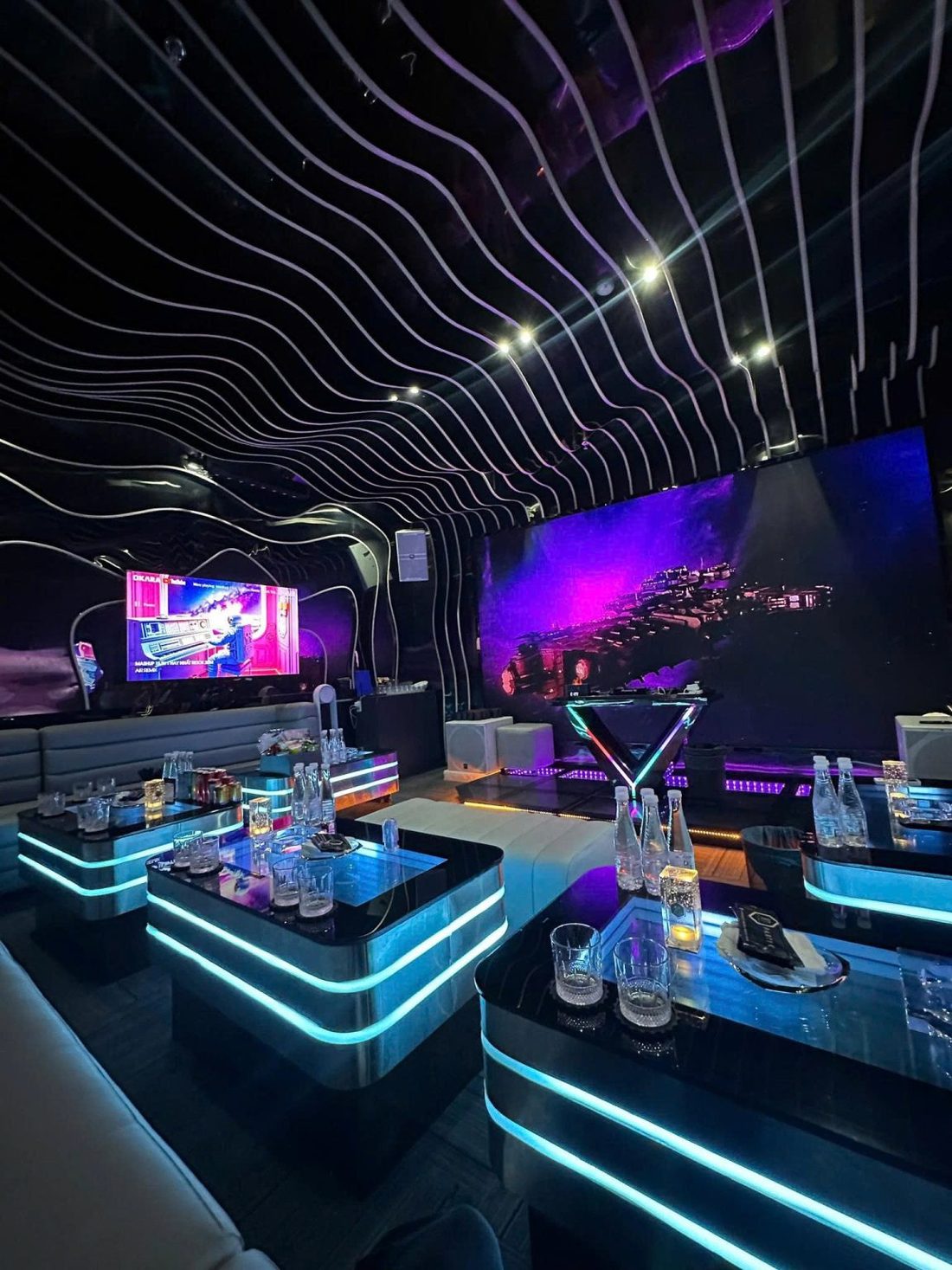 豪門 KTV 紫调霓虹包厢与 LED 巨幕