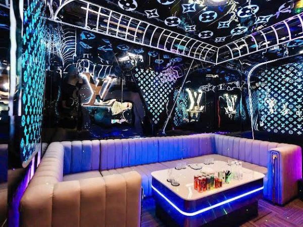 豪門 KTV LV 老花图案主题包厢