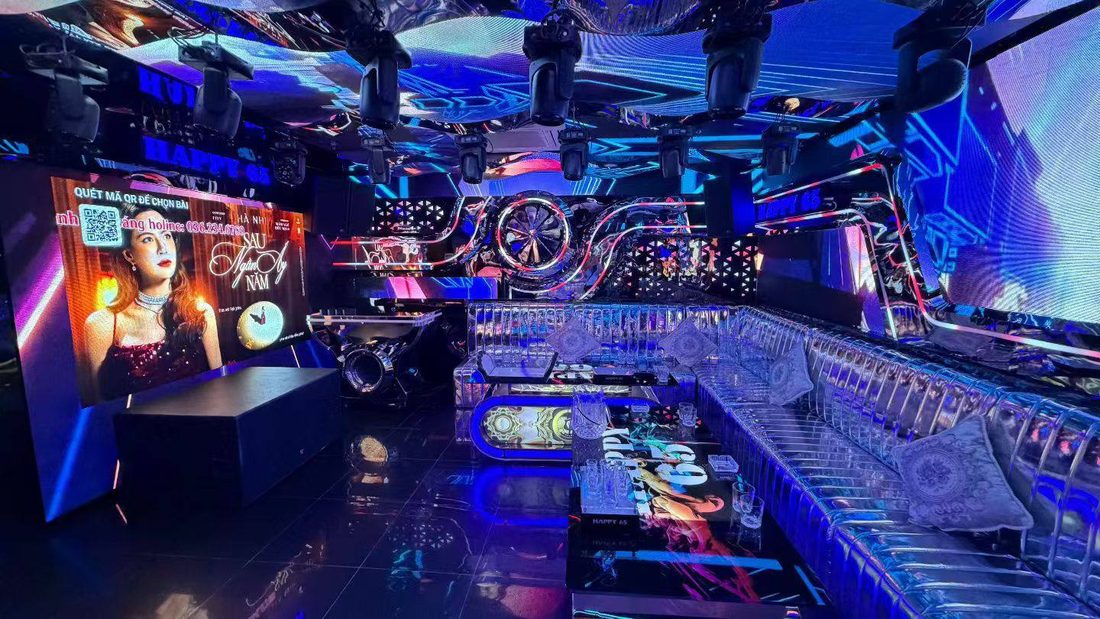 HAPPY 65 KTV 大包厢:天花整片 LED 屏配一排摇头灯,侧墙巨幅屏可扫码点歌,银色绗缝长沙发