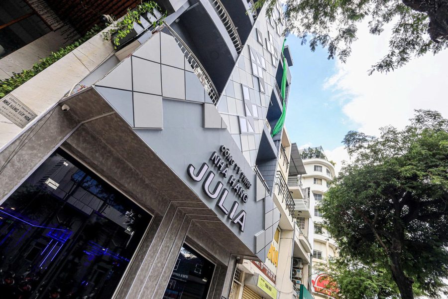 JULIA 66 KTV 胡志明第五郡门店外观灰色铝板外墙