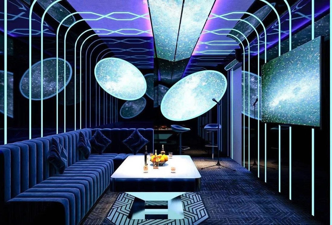 JULIA 66 KTV 星空包厢：天花垂下的星球灯与拱形青蓝灯带