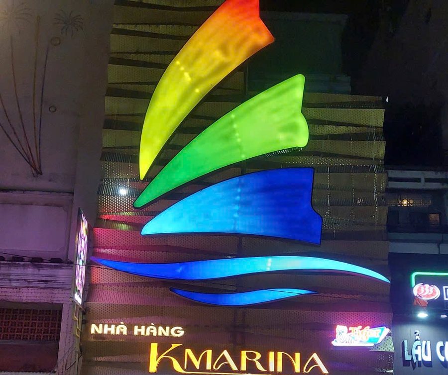 K-MARINA 门头 · 巨型彩虹风帆灯饰与金色 KMARINA 字样