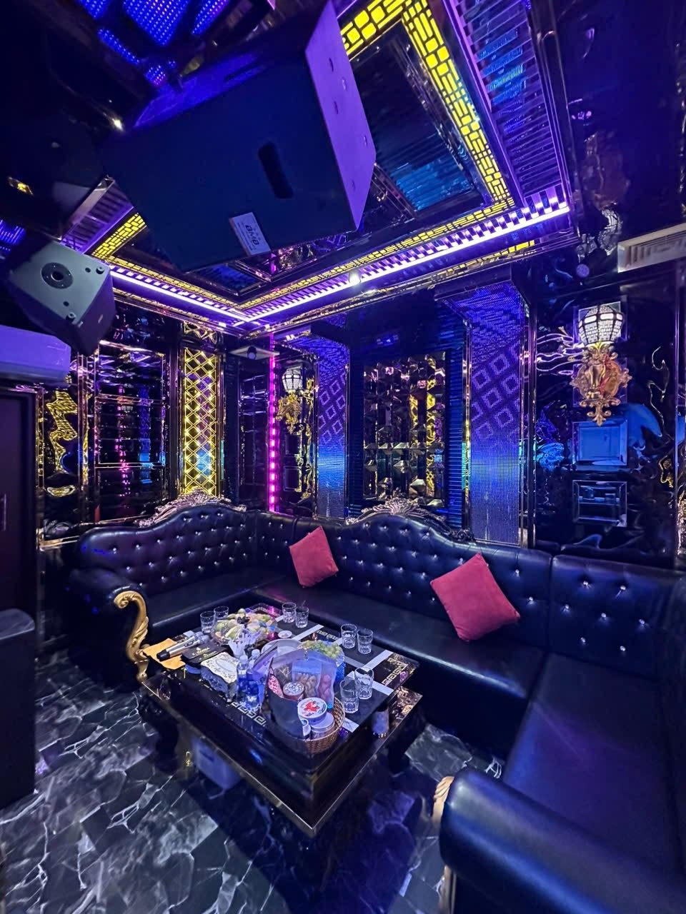 K-MARINA KTV 中小房型实拍 · U 形黑色绗缝皮质卡座与黑色大理石茶几