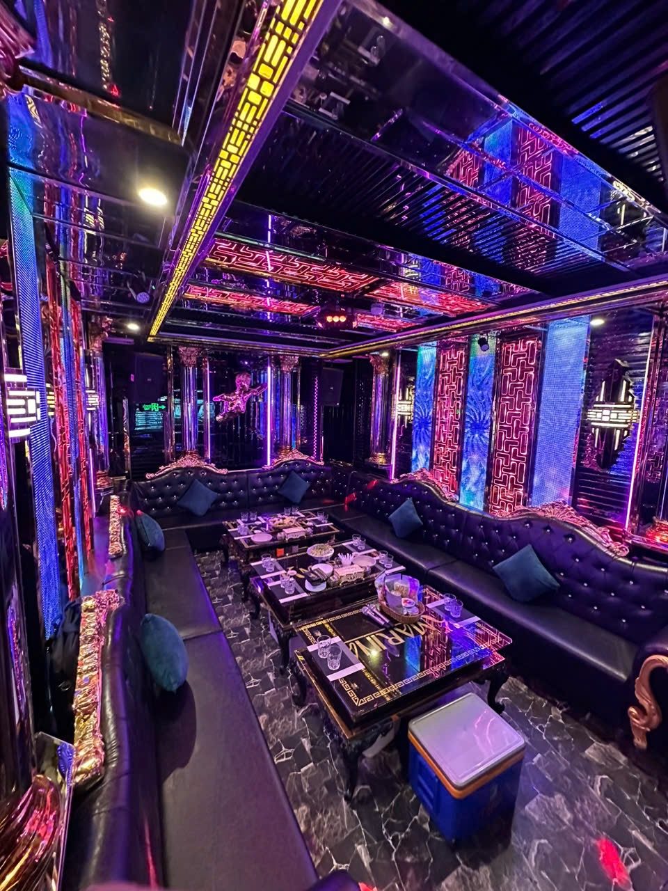 K-MARINA KTV 胡志明第五郡包厢 · 镜面天花金色回纹灯带与黑色绗缝皮质长卡座