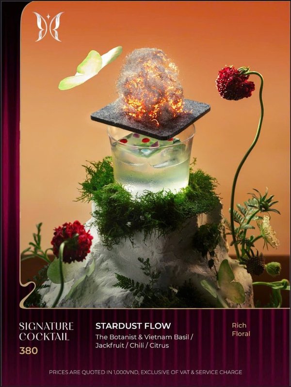KÉN SKYBAR 招牌鸡尾酒 Stardust Flow：橙色背景下的球形装置与石座造型杯具