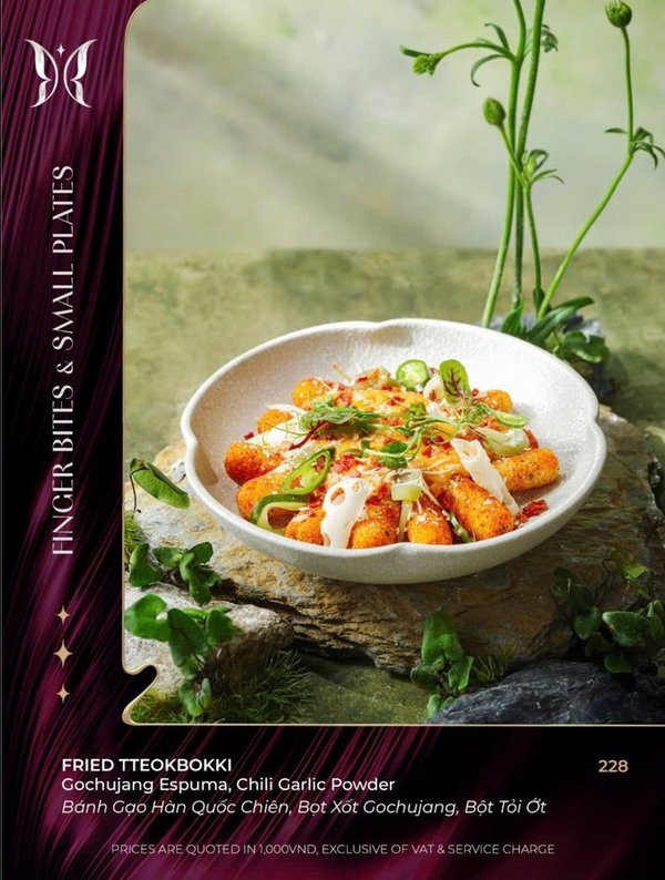 KÉN SKYBAR 脆炒年糕：白瓷碗中韩式炸年糕淋辣酱泡沫，撒青葱与莲藕片