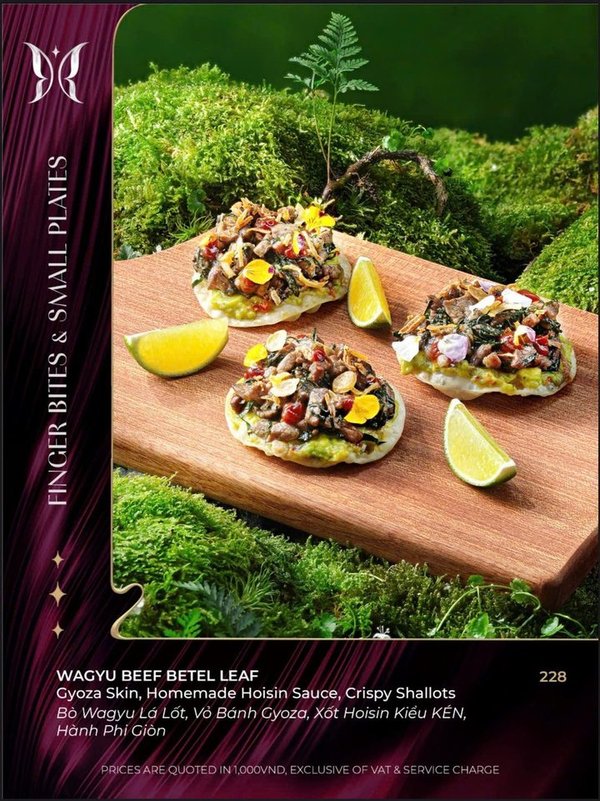 KÉN SKYBAR 和牛荖叶卷：木板上三份和牛荖叶配饺皮、青柠角与炸红葱