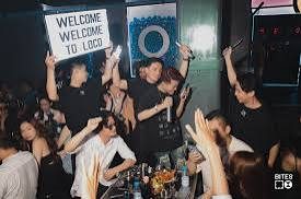 LOCO HEATROOM BAR 工作人员举着 WELCOME TO LOCO 灯牌走向卡座
