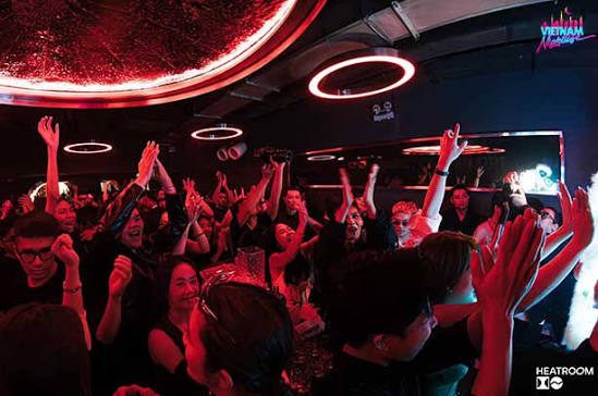LOCO HEATROOM BAR 红光时段，全场客人举手，头顶巨大发光圆盘