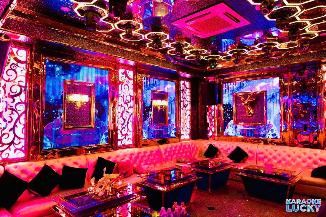LUCKY KTV 2000 玫红色长包厢,黑色雕花墙与奶白绗缝卡座
