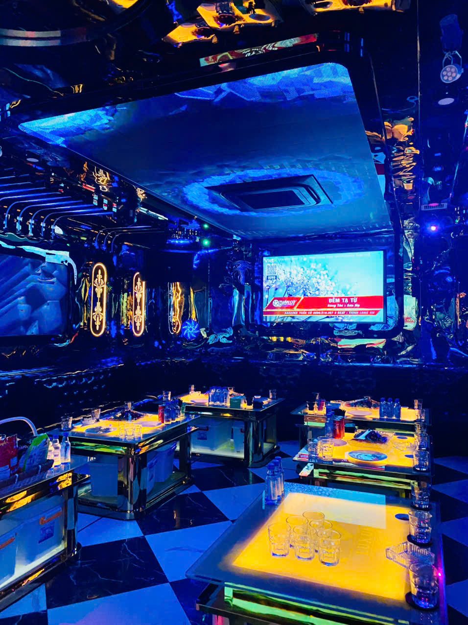 LUXURY KTV 冰川蓝主题包厢与发光茶几