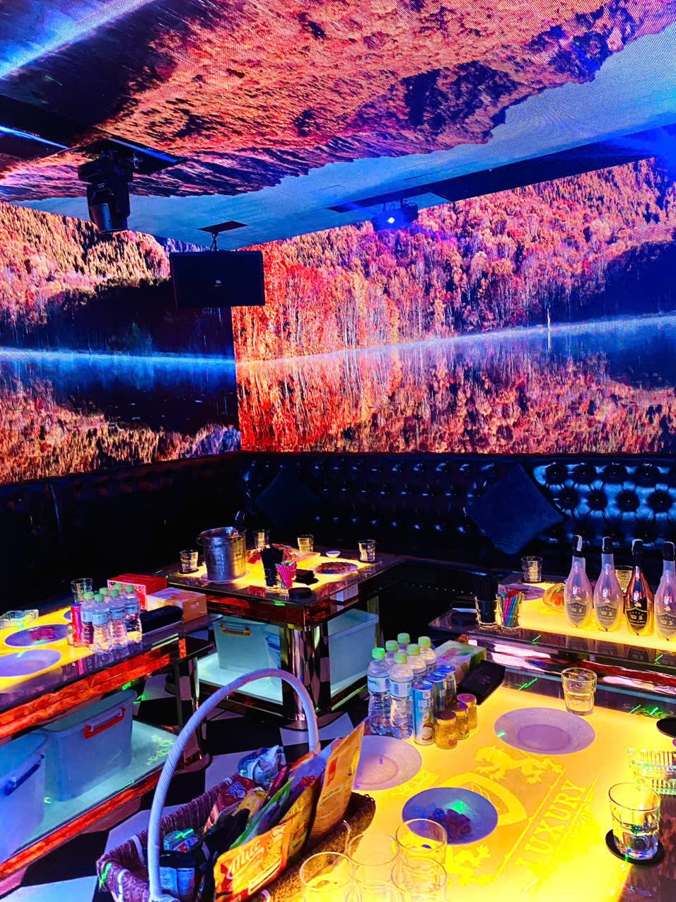 LUXURY KTV 枫林湖景包墙与黑色菱格皮卡座
