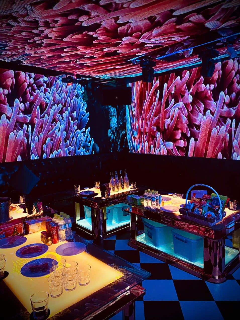 LUXURY KTV 深海珊瑚主题包厢，粉蓝色包墙