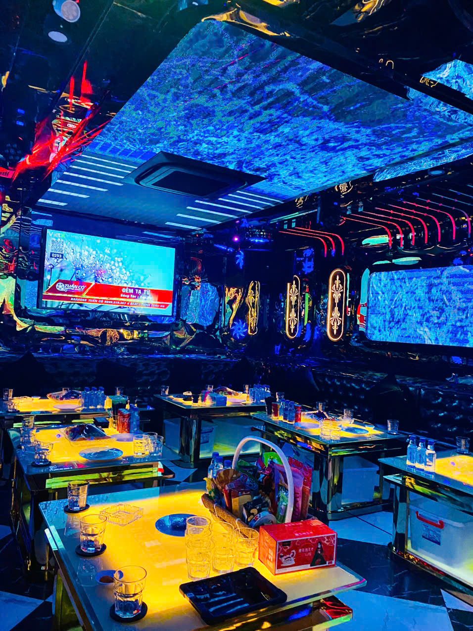 LUXURY KTV 蓝色海面舱顶与金色霓虹装饰墙