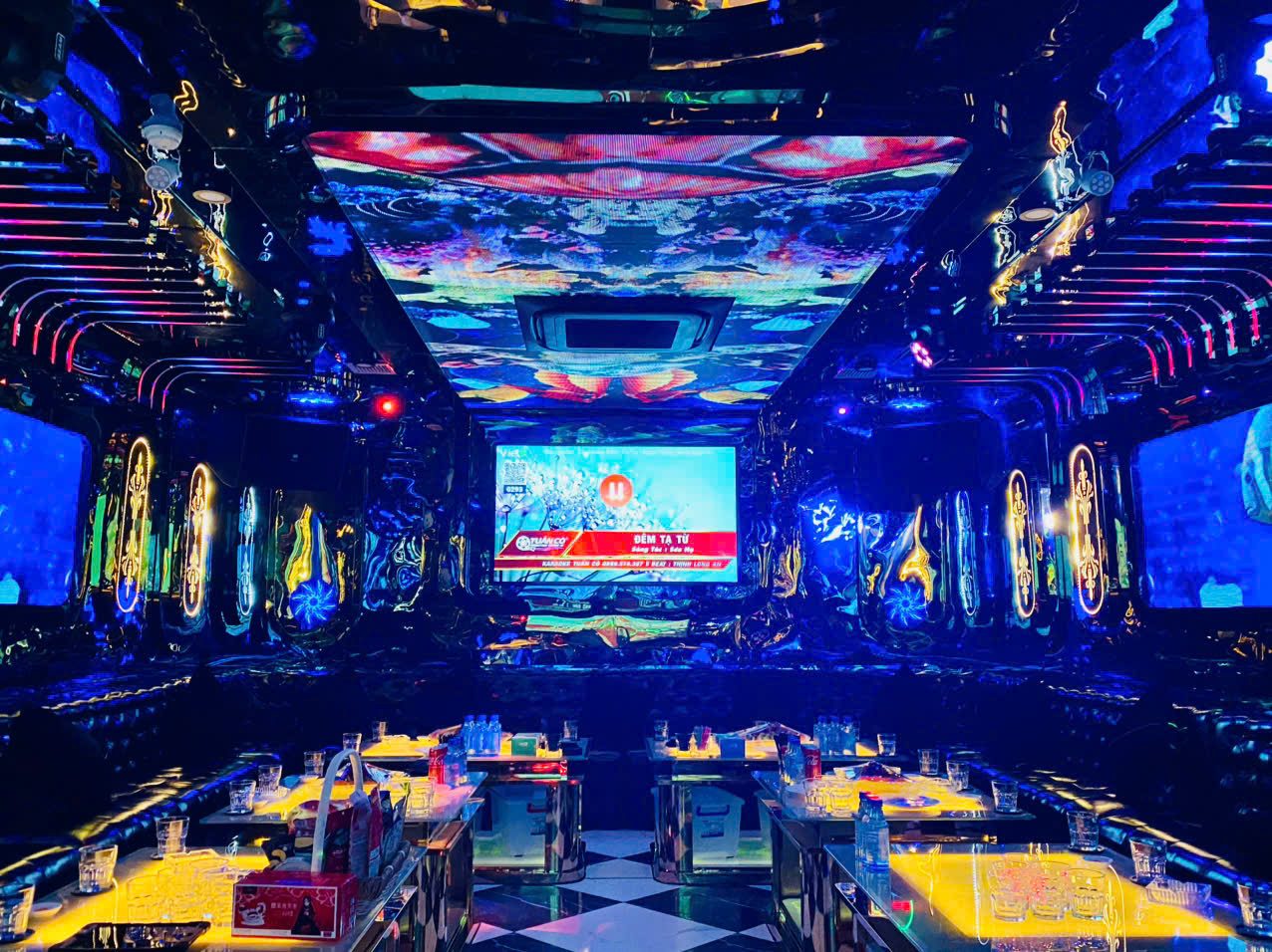 KTV LUXURY 01 02 胡志明第一郡星空主题大包厢，棋盘格地板与发光茶几