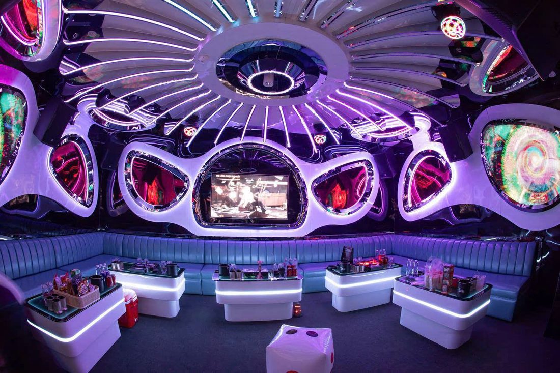 L.V Bistro K KTV 白色花瓣造型天花主包厢,紫调 LED