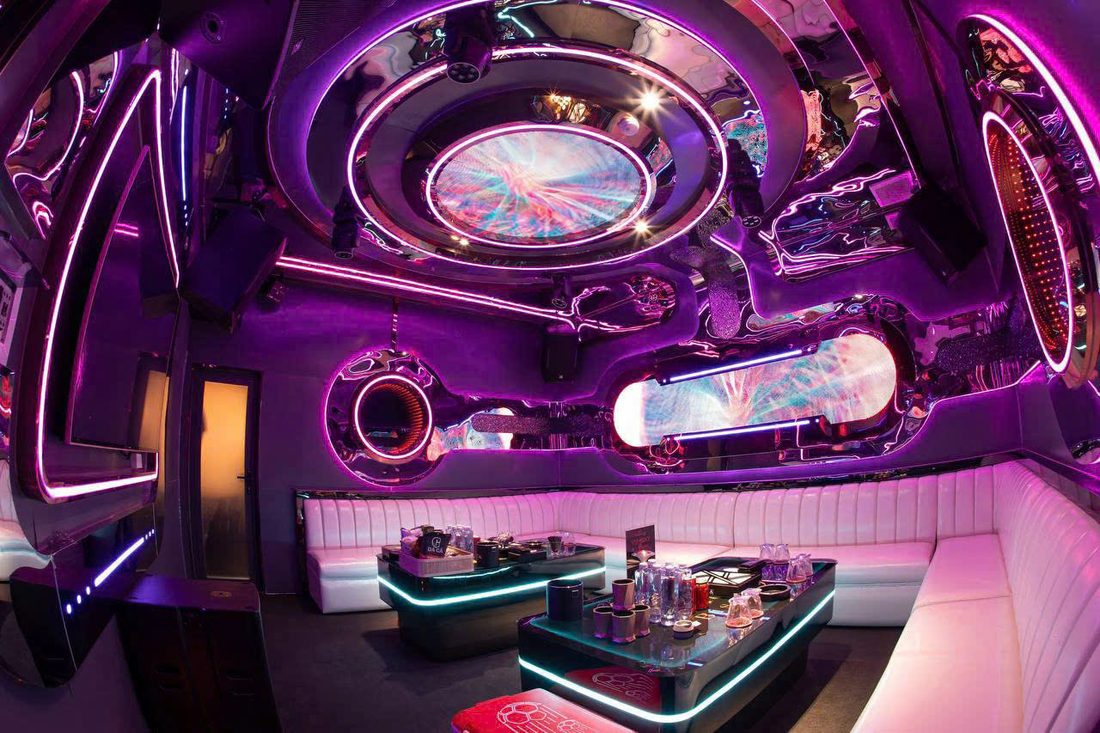 L.V Bistro K KTV 椭圆藻井包厢,白色环形卡座