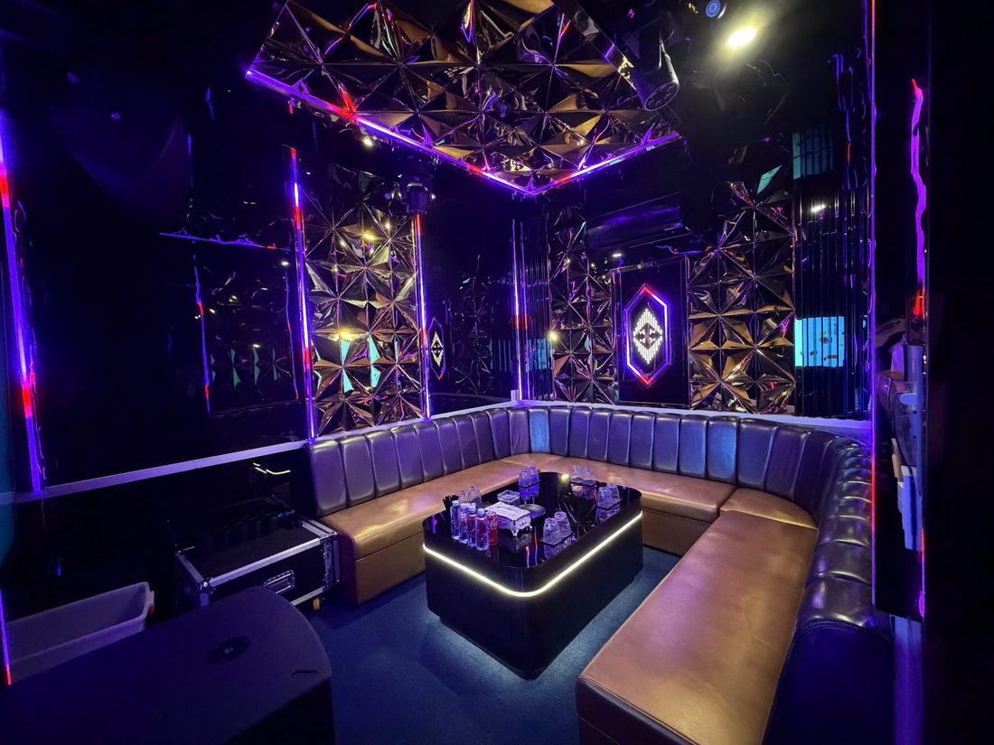 M SUITE 102 KTV 折面镜墙包厢 · 紫色霓虹与六边形 M 字灯牌