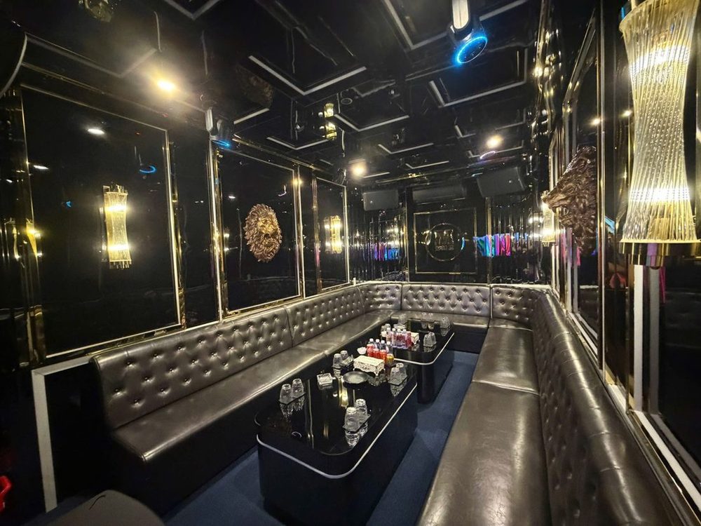 M SUITE 102 KTV 黑金包厢 · 铜色狮头浮雕与金色流苏壁灯