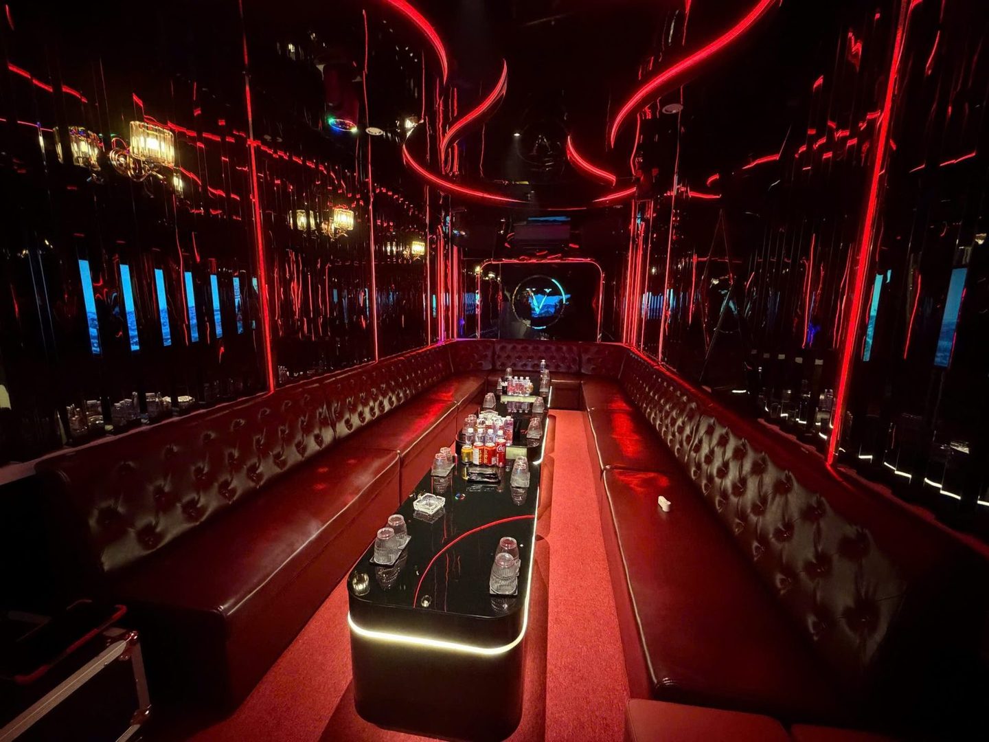 M SUITE 102 KTV 中包厢 · 红霓虹曲线天花与酒红绗缝长沙发