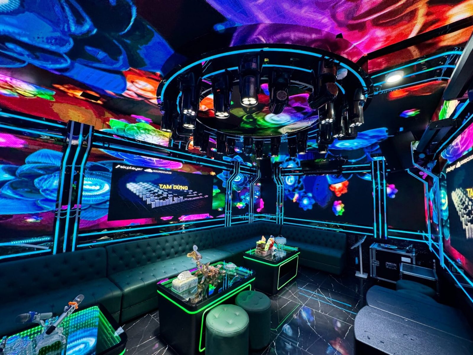 MATRIX KARAOKE 包厢实拍：整屋 LED 天幕、青蓝电路纹霓虹与中央环形摇头灯架