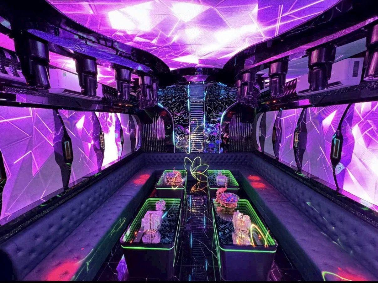 MONACO BOSS VILLA KTV 紫色碎钻 LED 长包厢全景