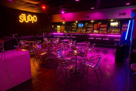 NEIGHBORHOOD BAR STUDIO 霓虹灯厅：紫粉色灯光、圆桌与金属椅、长条后吧