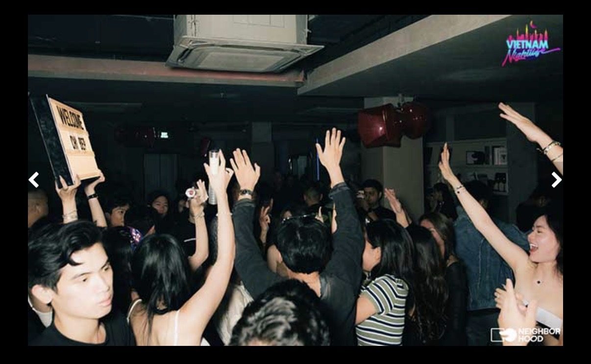 NEIGHBORHOOD BAR 胡志明第一郡派对酒吧现场：全场举手、MC 站在人群中间带气氛