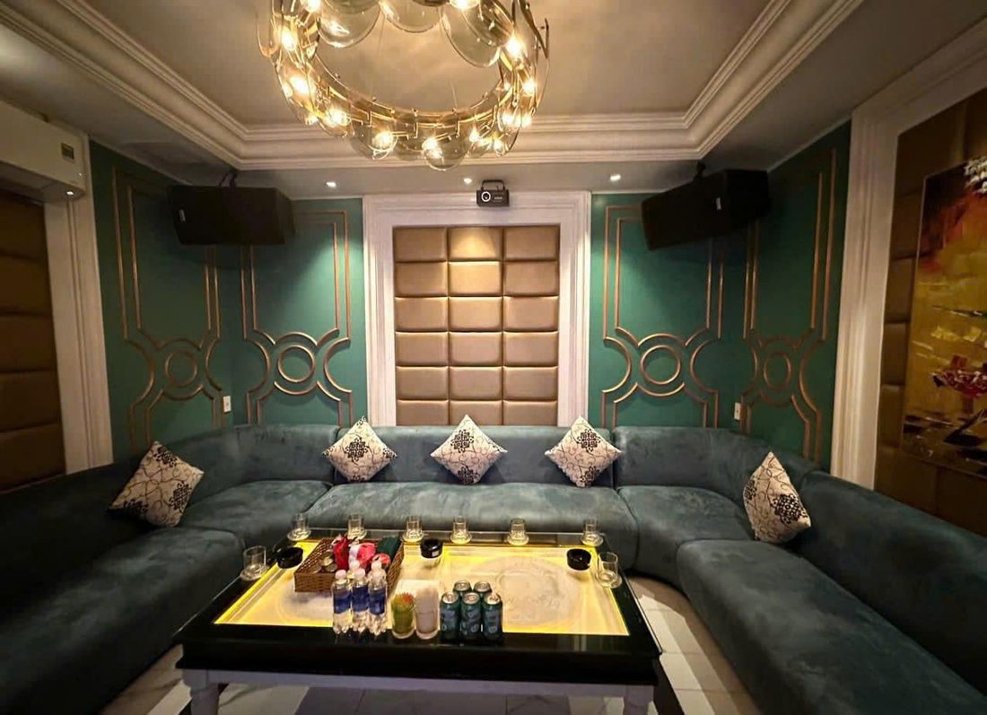 NEW 127 KTV 墨绿丝绒 U 型长卡座包厢,墨绿护墙板压香槟金圆环线条与金色圆环水晶吊灯