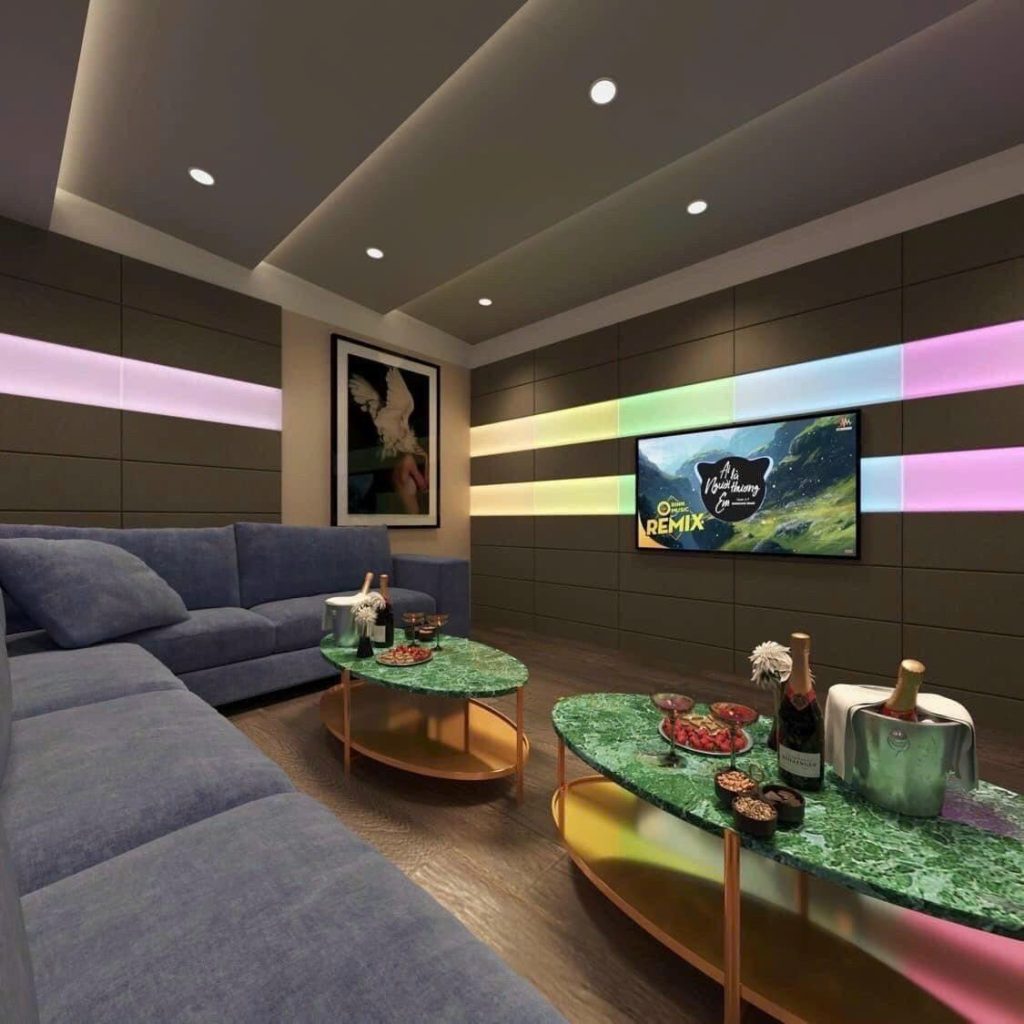 NEW 127 KTV 软包墙包厢,彩色横向灯带配灰蓝布艺转角沙发与绿云石椭圆茶几