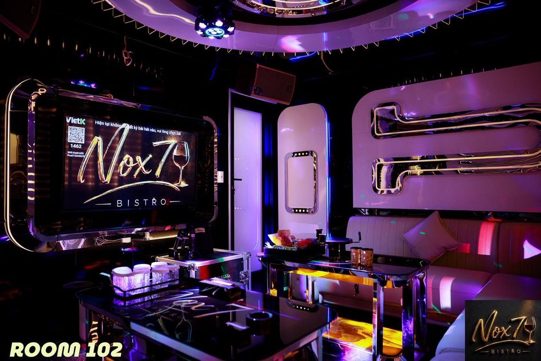 NOX7 KTV ROOM 102 紫罗兰灯光 象牙白弧形墙板 镀铬管路浮雕 环形天花灯带