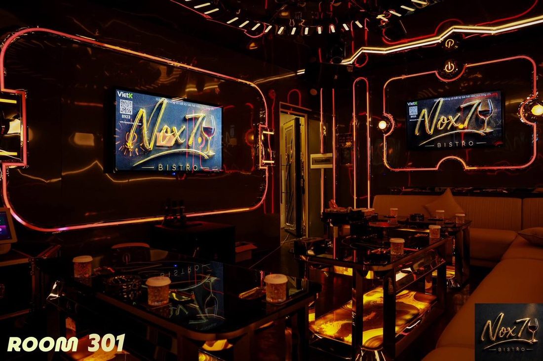 NOX7 KTV ROOM 301 血红霓虹圆角框 深褐高光烤漆墙 双屏幕 琥珀背光茶几