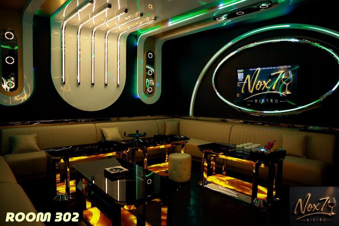 NOX7 KTV ROOM 302 翠绿霓虹椭圆环 镀铬弧管墙 奶油直纹皮革长卡座