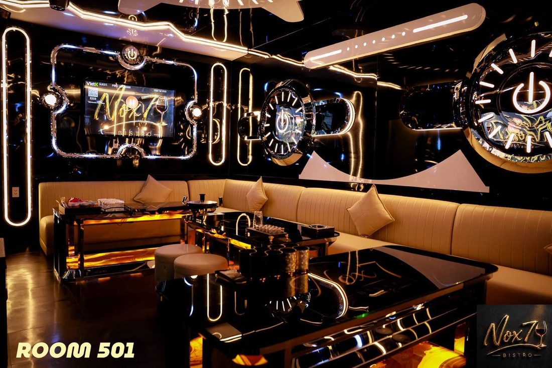 NOX7 KTV ROOM 501 黑镜烤漆墙 镀铬胶囊霓虹框 L形奶油皮革长卡座 琥珀玉石茶几