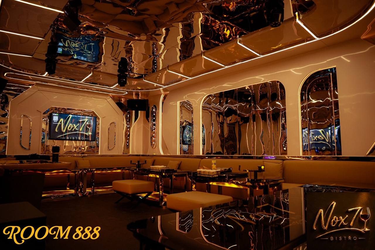 NOX7 Bistro KTV ROOM 888 香槟金镜面天花与拱形壁龛 奶油皮革长卡座