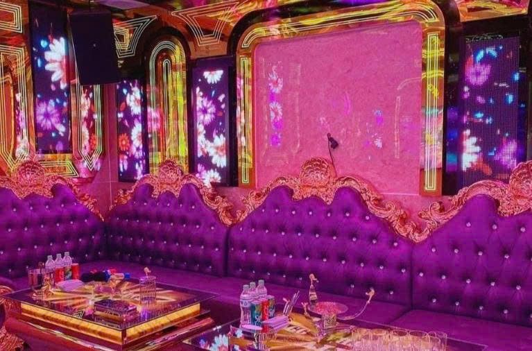 PLAY BOY 411 KTV 粉紫绒面包厢，镜面雕花墙与花卉 LED 屏