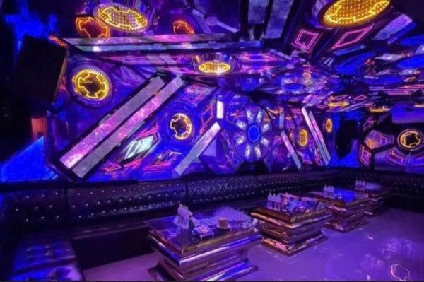 PLAY BOY 411 KTV 蓝紫 LED 镜面包厢，黑皮卡座与镜面天花