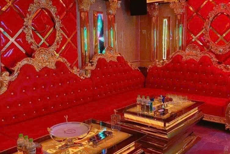 PLAY BOY 411 KTV 红金巴洛克包厢，红绒雕花沙发配金色茶几