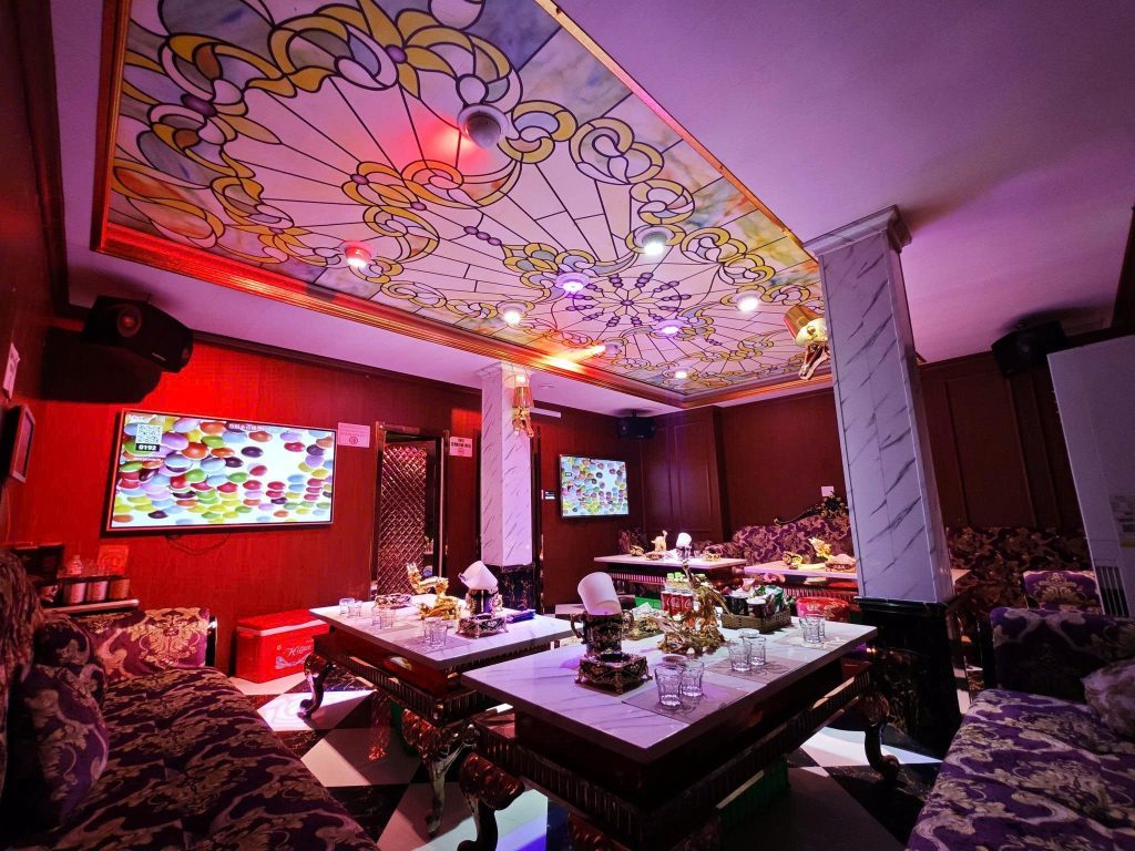 PRINCE 800 KTV 教堂花窗式彩绘玻璃穹顶特写